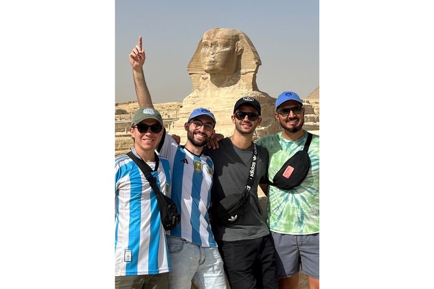 "Fue algo buenísimo para nosotros estar en la ciudad de Luxor, una ciudad con mucha historia antigua", dijo Matías Ramos, el coach del equipo (primero desde la derecha).