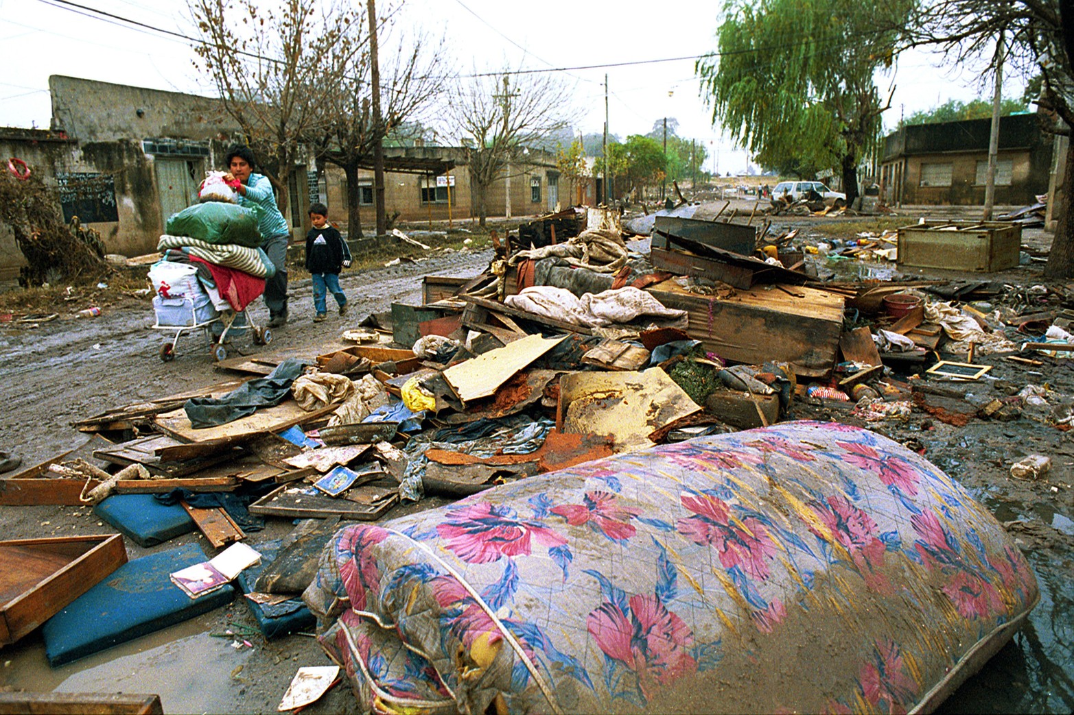 Cuando el agua bajó, esta imagen se repitió por todas la calles de barrio que quedaron inundados.
