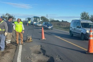 Operarios de la Comuna realizan acciones paliativas sobre la Ruta 33.