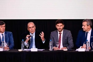 Francos junto a Pullaro en el centro de la escena. Foto: Marcelo Manera