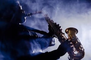 El jazz es un género musical que incluye melodías afroamericanas y mezclas de otros ritmos, basados en la improvisación y la libre interpretación.