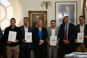Osta señaló que el acuerdo, enfocado en el desarrollo, permitirá mejoras significativas en el predio del Polideportivo Comunal.
Foto: Gobierno