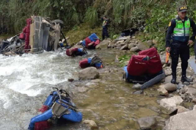 Un micro cayó por un precipicio y hay 27 muertos en Perú