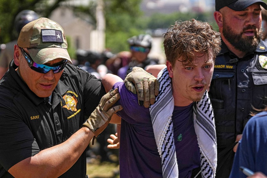 A pro-Palestinian protester is taken away by police, during the ongoing conflict between Israel and the Palestinian Islamist group Hamas, at the University of Texas in Austin, Texas, U.S. April 29, 2024.   Aaron E. Martinez/American-Statesman/USA Today Network via REUTERS 
NO RESALES. NO ARCHIVES. MANDATORY CREDIT