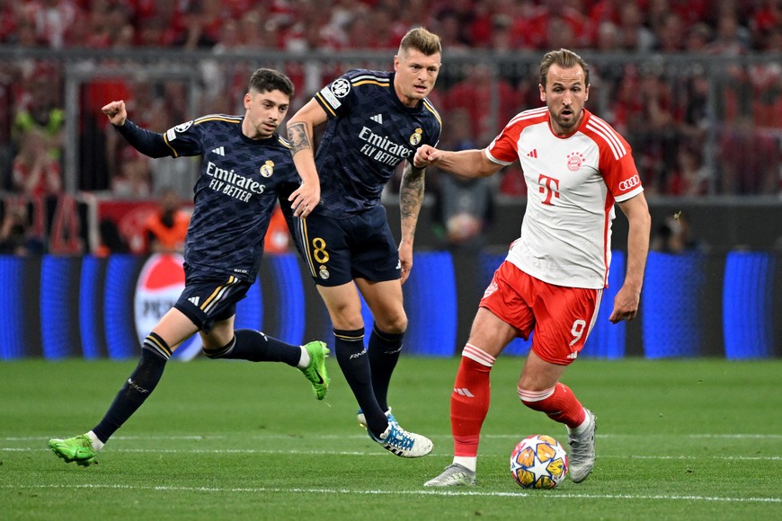 Soccer Football - Champions League - Semi Final - First Leg - Bayern Munich v Real Madrid - Allianz Arena, Munich, Germany - April 30, 2024
Bayern Munich's Harry Kane in action with Real Madrid's Toni Kroos and Federico Valverde REUTERS/Angelika Warmuth
