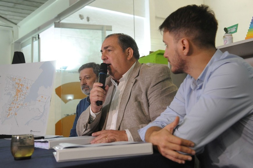 El intendente junto a Guillermo Ferrero y Felipe Franco, durante la presentación del plan.