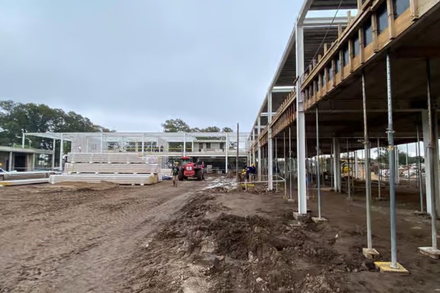 “Hay un avance permanente y eso es lo importante. Desde enero último que vistamos el lugar con el gobernador Maximiliano Pullaro a la fecha, vemos una dinámica de obra constante”, sostuvo el ministro de Obras Públicas.