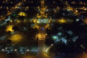Han planteado la necesidad de intervenir la Plaza Sarmiento mejorando la iluminación del área y ampliando las sendas peatonales que faciliten la circulación por sectores más seguros y amigables.
Foto: Gentileza