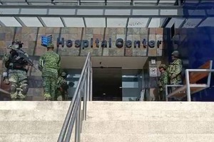 Según testigos, al menos diez personas armadas ingresaron al sanatorio.