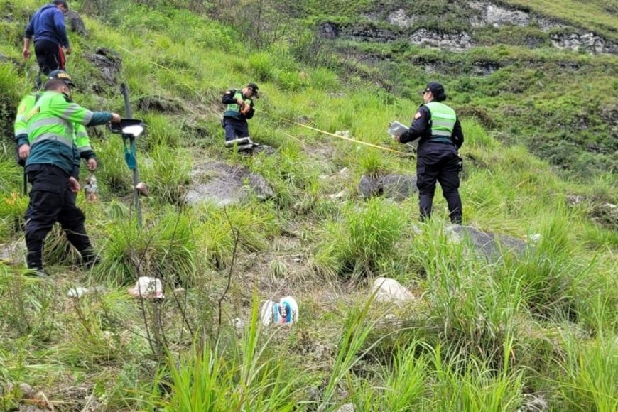 El vehículo terminó en el cauce del río Sendamal.