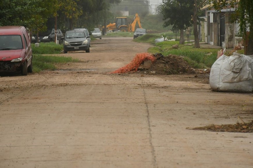 Tres de las cuatro calles de Aguado entre Doldán y Chaco quedaron pavimentadas, pero por la falta de continuidad de la obra están desconectadas. Foto: Flavio Raina