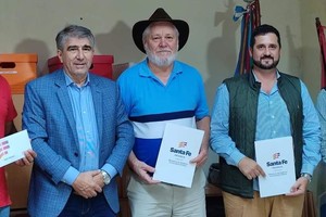 En San Martín Norte las autoridades firmaron un convenio del Plan Incluir con los dirigentes del Club River PLate de esa localidad y posteriormente en La Criolla hicieron lo propio con el Presidente Comunal local y sus pares de las Comunas de La Camila y Vera y Pintado.