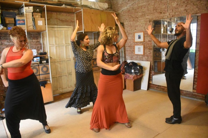 Bailarines de tango y flamenco Hugo Álvarez y Cecilia Secchi, con las bailaoras santafesinas Danisa Garnero y Vanesa Cepeda.