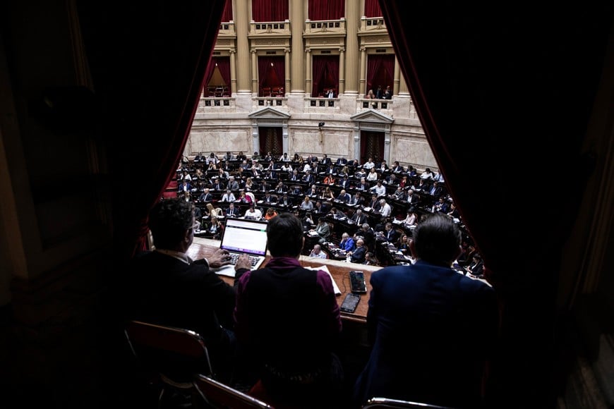 (240430) -- BUENOS AIRES, 30 abril, 2024 (Xinhua) -- Legisladores participan en la segunda jornada de la sesión legislativa para tratar la "Ley de Bases y Puntos de Partida para la Libertad de los Argentinos", en la Cámara de Diputados de Argentina, en la ciudad de Buenos Aires, capital de Argentina, el 30 de abril 2024. La Cámara de Diputados de Argentina aprobó el martes, luego de casi 21 horas de debate, la "Ley de Bases y Puntos de Partida para la Libertad de los Argentinos", mejor conocida como "Ley ómnibus" por la variedad de temas que aborda, una iniciativa considerada clave por el Ejecutivo a cargo del presidente liberal, Javier Milei, debido a las reformas que impulsa en cuestiones económicas, financieras, laborales y sociales. (Xinhua/Martín Zabala) (mz) (jg) (ra) (vf)