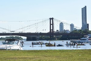 Si bien es el verano la temporada alta para la navegación, los santafesinos comparten el río y la laguna durante los 365 días del año. Foto: Eduardo Seval