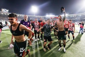 Los festejos de los jugadores de Estudiantes luego de vencer a Boca en los penales y llegar a la final de la Copa de la Liga. Crédito: NA