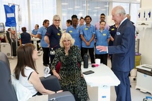 El rey Carlos III junto a la reina Camilla en el University College Hospital Macmillan. Crédito: Suzanne Plunkett/Reuters