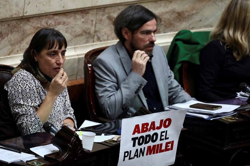 Lawmakers Romina del Pla and Nicolas del Cano attend a debate on Argentina's President Javier Milei's reform bill, known as the "omnibus bill", at the National Congress, in Buenos Aires, Argentina, April 30, 2024. REUTERS/Agustin Marcarian