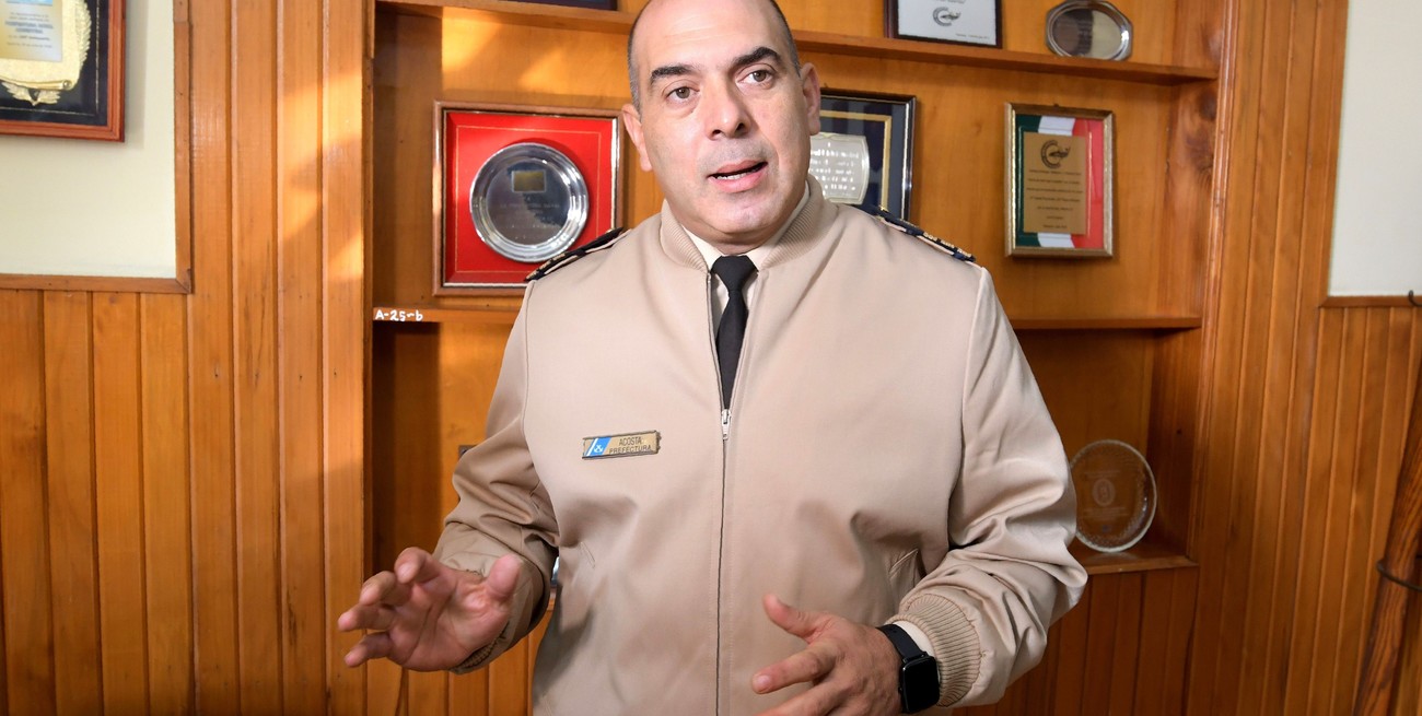 El prefecto principal, Mauricio Leonel Acosta, es oriundo de Victoria (Entre Ríos) tiene 47 años y lleva dos meses y medio al frente de la jurisdicción Santa Fe de PNA. Foto: Guillermo Di Salvatore