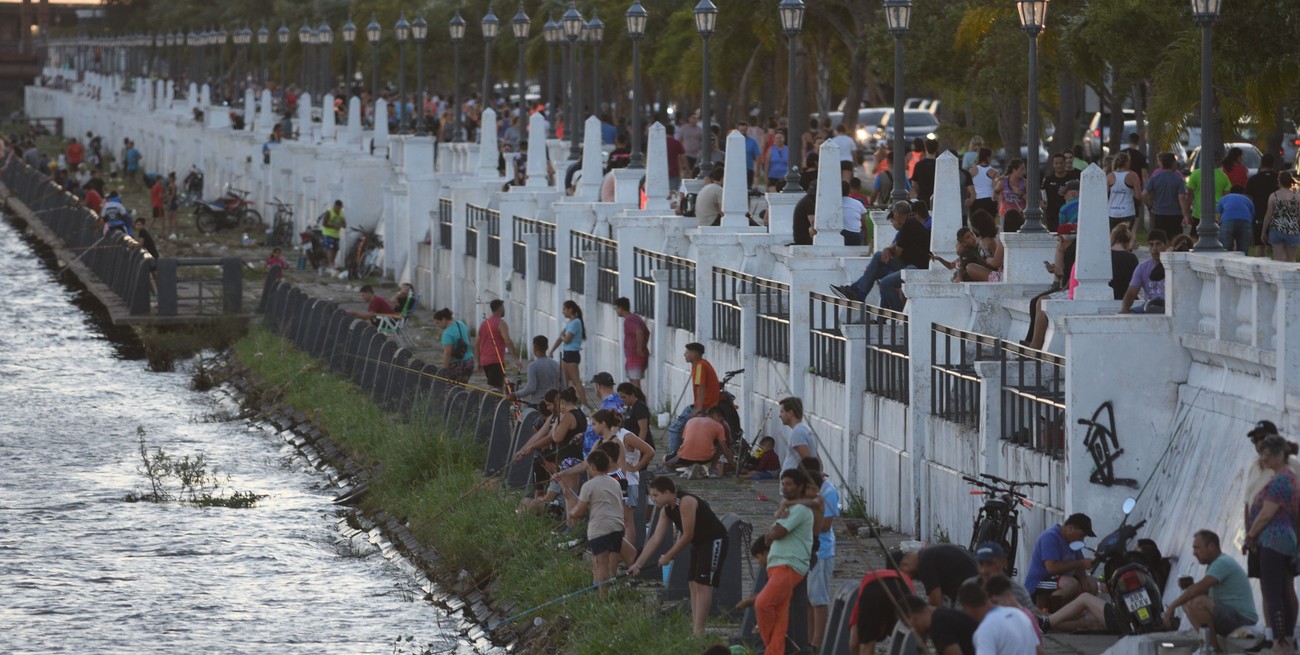 Una postal de fin de semana ratifica la afirmación de que “la gente de Santa Fe utiliza mucho el río y la laguna”, tanto para la práctica deportiva como para recreación. Foto: Manuel Fabatia