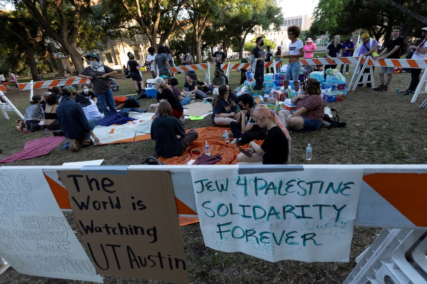 Pro-Palestinian protesters gather in a makeshift enclosure following a tumultuous day facing off with law enforcement officers at the University of Texas, during the ongoing conflict between Israel and the Palestinian Islamist group Hamas, in Austin, Texas, U.S. April 29, 2024.    REUTERS/Nuri Vallbona