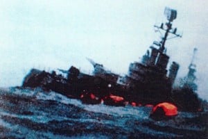 Imagen del crucero ARA General Manuel Belgrano en llamas, hundiéndose, 2 de mayo de 1982. Gentileza