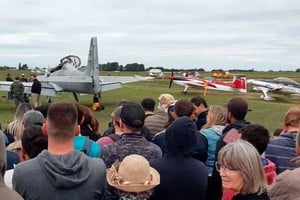 “Esperanza Vuela”, el festival organizado por el Club de Planeadores y Aeromodelismo de esa ciudad, se llevará a cabo este sábado 4 y domingo 5 de mayo. A lo largo de las dos jornadas habrá acrobacias aéreas, paracaidismo, aeromodelismo y participación de la Fuerza Aérea Argentina. Foto: AeromundoTV