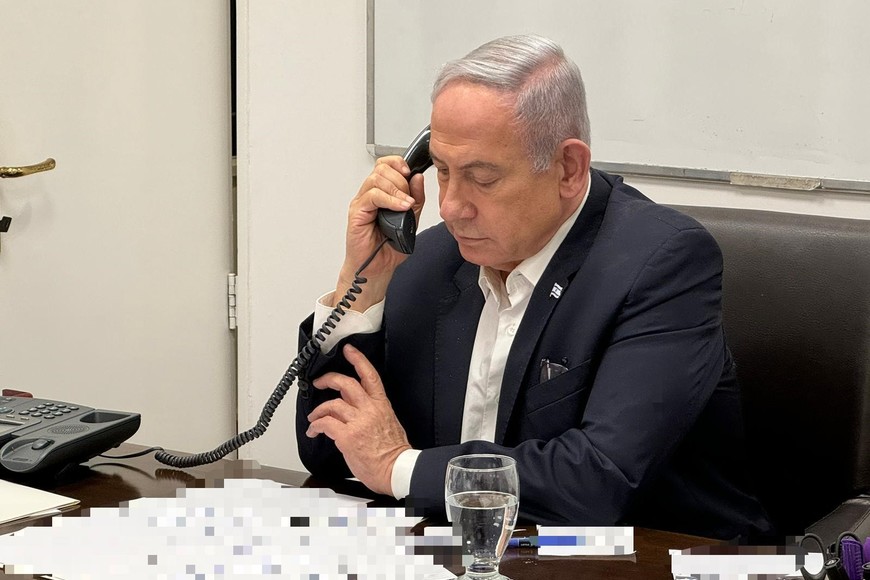 (240414) -- TEL AVIV, 14 abril, 2024 (Xinhua) -- Imagen publicada el 14 de abril de 2024 del primer ministro israelí, Benjamín Netanyahu, en una llamada telefónica con el presidente de Estados Unidos, Joe Biden. El presidente de Estados Unidos, Joe Biden, dijo el sábado al primer ministro israelí, Benjamin Netanyahu, durante una conversación telefónica, que Washington se opondrá a cualquier contraataque israelí contra Irán, informó el portal de noticias estadounidense Axios, citando a un alto funcionario de la Casa Blanca. (Xinhua/GPO) (oa) (ah) (da)