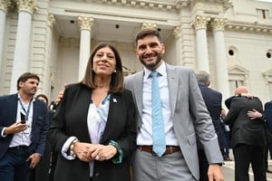 La presidenta de la Cámara de Diputados, Clara García, junto al gobernador Maximiliano Pullaro.