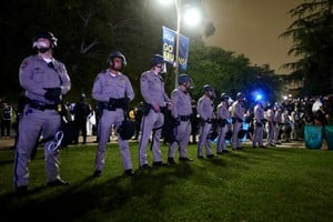 (240501) -- LOS ÁNGELES, 1 mayo, 2024 (Xinhua) -- Oficiales de policía vigilan mientras se producen enfrentamientos entre manifestantes propalestina y manifestantes proisraelíes en el campus de la Universidad de California en Los Ángeles (UCLA), en Los Ángeles, California, Estados Unidos, el 1 de mayo de 2024. La Universidad de California en Los Ángeles (UCLA), una de las principales universidades públicas de Estados Unidos, canceló todas las clases del miércoles después de una noche de violentos enfrentamientos en el campus por el actual conflicto palestino-israelí en Gaza. (Xinhua) (ah) (ra) (vf)