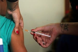 A woman is vaccinated during a campaign of vaccination against yellow fever, dengue, chikungunya and zika after the World Health Organization issued recommendations for travellers heading to certain parts of Brazil and Southeast Asia, in Buenos Aires, Argentina January 24, 2018. REUTERS/Marcos Brindicci ciudad de buenos aires  campaña de vacunacion contra la fiebre amarilla para turistas que viajan a brasil brote de fiebre amarilla en brasil