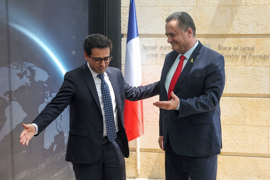 FILE PHOTO: French Foreign Minister Stephane Sejourne meets his Israeli counterpart Israel Katz, in Jerusalem, April 30, 2024. REUTERS/Ronen Zvulun/File Photo