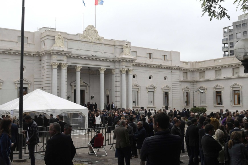 La explanada de la Legislatura colmada de invitados, próximos a ingresar al recinto.  Foto: Mauricio Garín