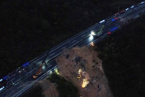 Al menos 48 muertos por un derrumbe sobre una autopista de China