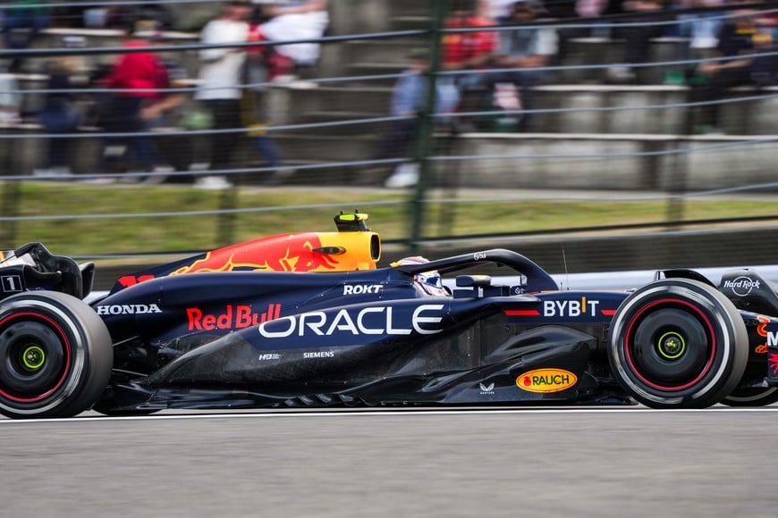 (240407) -- SUZUKA, 7 abril, 2024 (Xinhua) -- El piloto mexicano de la escudería Red Bull, Sergio Pérez, compite durante el Gran Premio de Japón de Fórmula 1 en el Circuito de Suzuka, en Suzuka, Japón, el 7 de abril de 2024. (Xinhua/Zhang Xiaoyu) (rtg) (ah) (da)