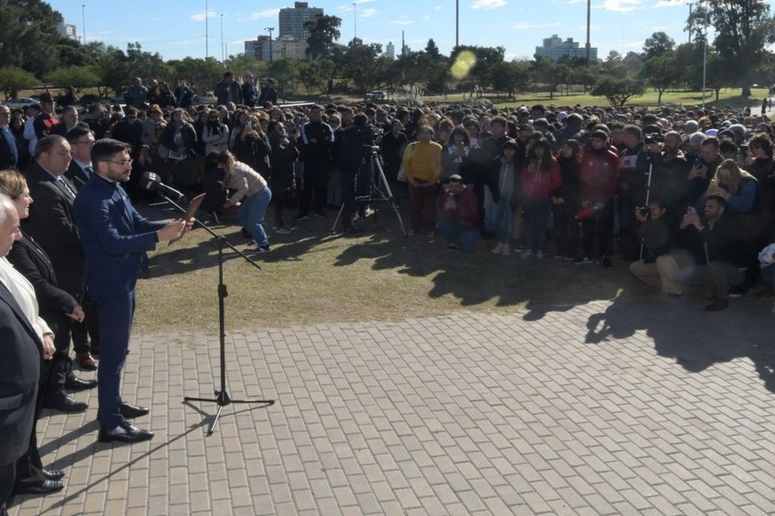 El acto contó con la presencia del gobernador Maximiliano Pullaro; la vicegobernadora Gisela Scaglia; Juan Pablo Poletti, intendente de Santa Fe; José Goity, ministro de Educación de la Provincia; Rafael Gutiérrez, presidente de la Corte Suprema de Santa Fe. Foto: Mauricio Garín