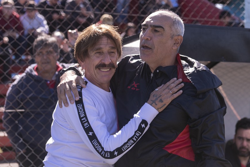 El abrazo de Pablo Vico con Iván Delfino, antes del partido del domingo, que fue determinante para que el entrenador-record tome la decisión de dejar Brown. Crédito: Matías Nápoli