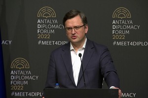 (220310) -- ANTALYA, 10 marzo, 2022 (Xinhua) -- El ministro de Relaciones Exteriores ucraniano, Dmytro Kuleba, habla durante una conferencia de prensa después de una reunión tripartita, en Antalya, Turquía, el 10 de marzo de 2022. Los ministros de Relaciones Exteriores de Rusia y Ucrania acordaron continuar las negociaciones sobre el conflicto, pero no lograron avanzar en la declaración de un cese al fuego durante su reunión del jueves en Turquía. La reunión tripartita fue la primera reunión de alto nivel entre Moscú y Kiev desde que Rusia lanzó una "operación militar especial" en Ucrania el 24 de febrero. (Xinhua/Str) (da) (ah) (vf)