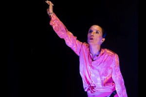 González interpreta a “una actriz enajenada que piensa que ‘Corte Princesa’ es la pantalla de un negocio genial. Ahora se cree Rosa Fondant, innovadora alimentada a cumpleaños de quince, cuentos de princesas y porrones”. Foto: Gentileza Guadalupe Caram