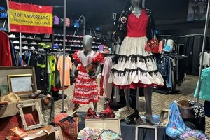 Una de las vidrieras en homenaje a los españoles en Villa Cañás.