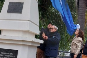 Fiel a la costumbre, no hubo oradores y la intendente Mitre, junto los excombatientes y funcionarios policiales, procedieron a izar la Bandera a media asta, al tiempo que las unidades policiales hacían sonar sus sirenas exactamente a las 16, hora de producirse el ataque hace 42 años.