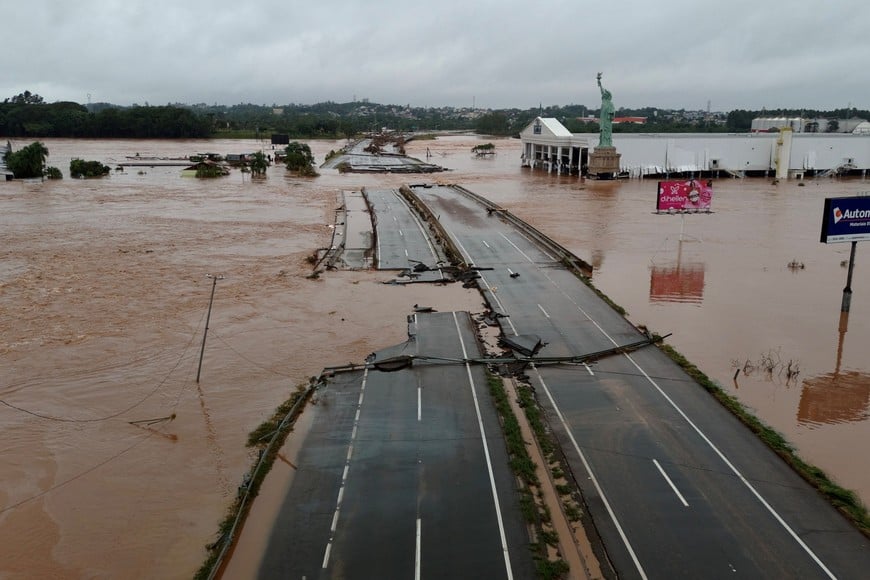 A drone view shows an area affected by the floods in Lajeado, Rio Grande do Sul state, Brazil, May 3, 2024. Jeff Botega/Agencia RBS via REUTERS   NO RESALES. NO ARCHIVES. THIS IMAGE HAS BEEN SUPPLIED BY A THIRD PARTY