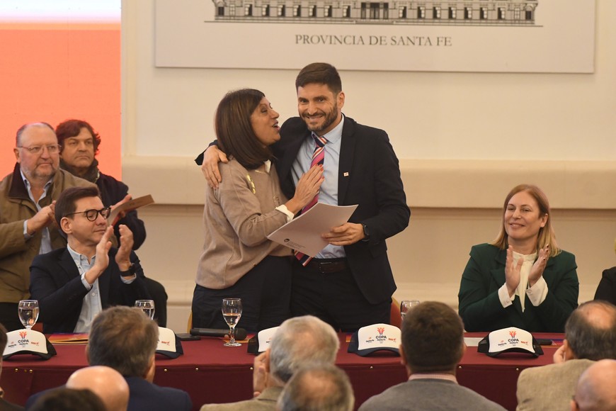 Clara García entrega el proyecto de ley para que la Copa Santa Fe se convierta en ley. Créditos: Mauricio Garin