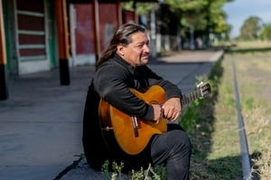 Diego Arolfo es guitarrista desde niño, vivió en Coronda donde nació y luego emigró a Buenos Aires.
