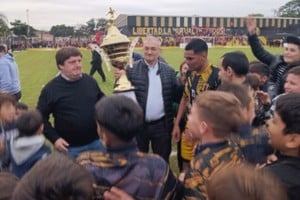Calvo hizo entrega del trofeo de campeón junto a Zbrun al capitán del equipo sunchalense.