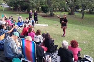 “Eduardo Galeano dijo que somos un mar de fueguitos. ¿Y qué pasa si a esos fueguitos los juntamos? Se hace una gran llama, una gran fogata”, expresó una de las organizadoras. Foto: Gentileza Abrazo de Agua