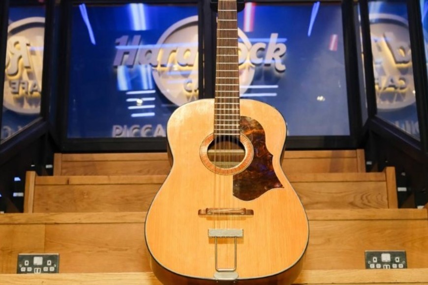 La guitarra, hallada recientemente en el desván de una casa en Inglaterra, se subastará el 29 y 30 de mayo en el Hard Rock Cafe de Nueva York.