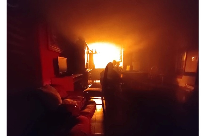 El momento en que los bomberos luchan contra las llamas.