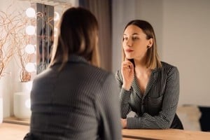 “Recuerda que el narcisista carece de empatía, por lo que no comprenderá el motivo por el cual te estás separando de él/ella”, dice la especialista.