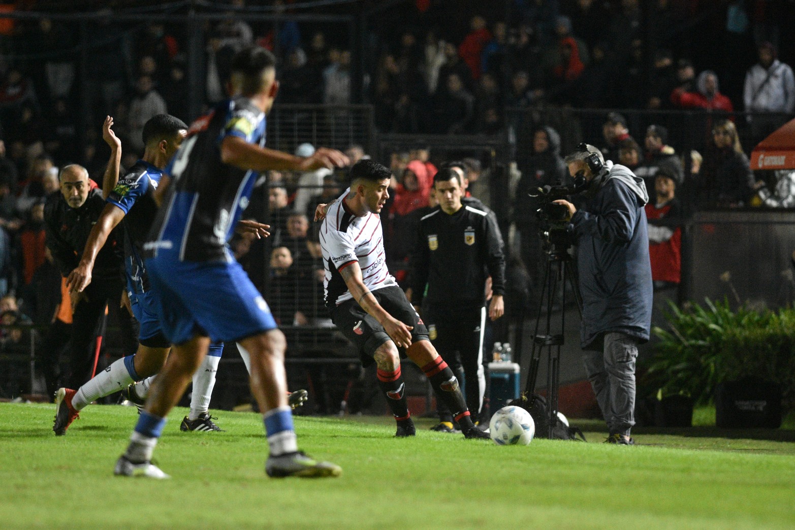 Alexis Sabella ensaya un pase ante la mirada de los bancos de suplentes. 